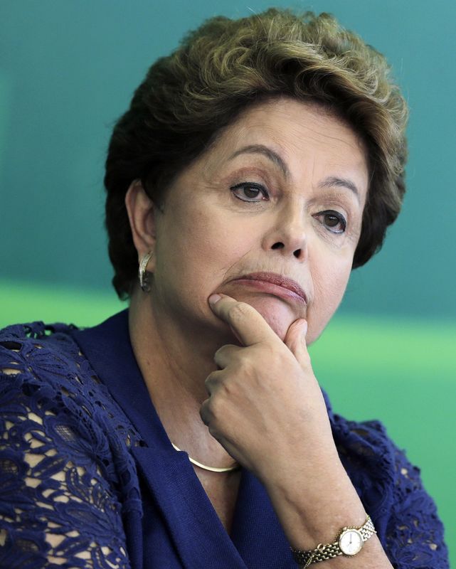 © Reuters. El fracaso en frenar el escándalo en Petrobras podría pesarle a Rousseff