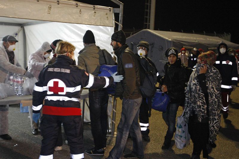 © Reuters. UN CARGO DE MIGRANTS À LA DÉRIVE REMORQUÉ JUSQU'EN ITALIE