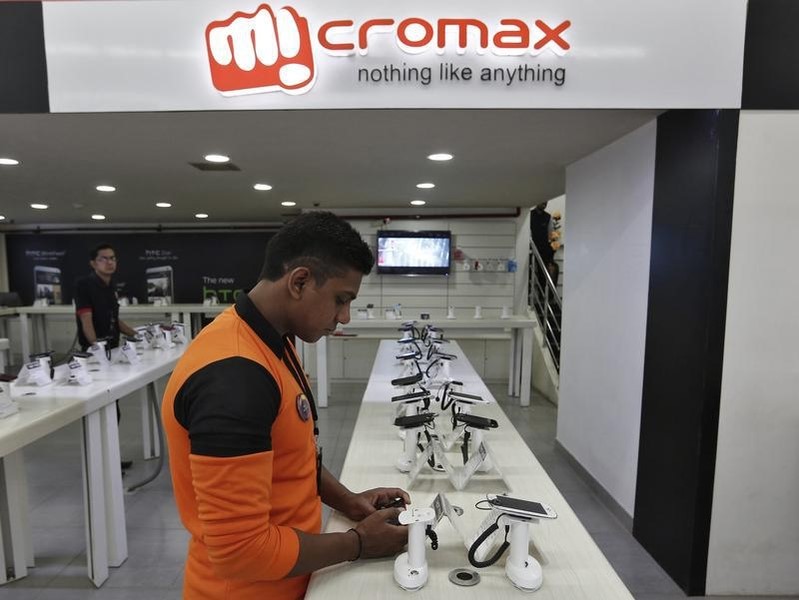 © Reuters. An employee stands at the counter of Micromax mobile phones at a showroom in New Delhi