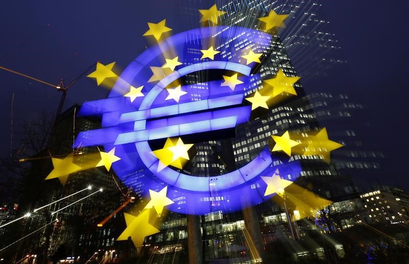 © Reuters. An illuminated euro sign is seen in front of the headquarters of the European Central Bank in the late evening in Frankfurt