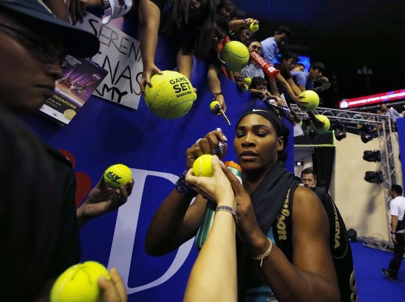 © Reuters. Singapore Slammers' Williams of the U.S. signs autographs after her match against Manila Mavericks' Flipkens of Belgium at the International Premier Tennis League in Singapore