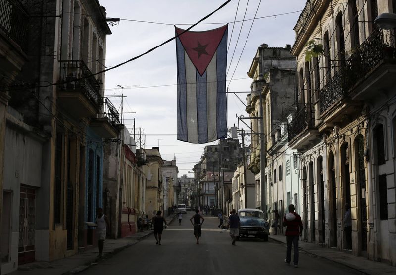 © Reuters. Santeros cubanos instan a EEUU y Cuba a seguir dialogando