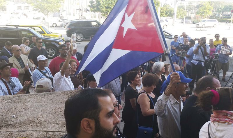 © Reuters. La apertura de Obama hacia Cuba se encuentra con obstáculos