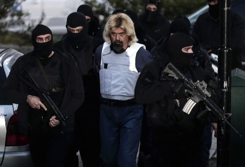 © Reuters. Greek fugitive Christodoulos Xiros is escorted by anti-terrorism police officers to the prosecutor in Athens