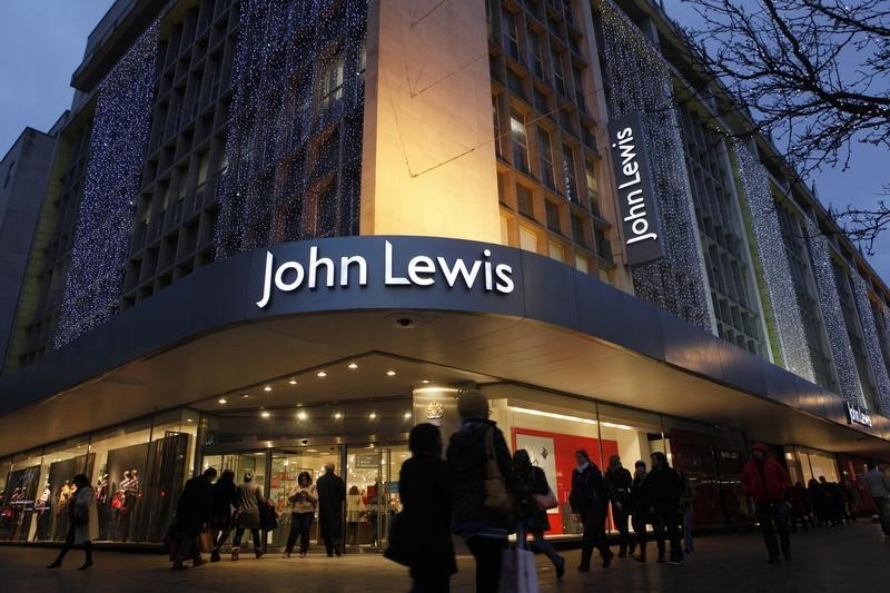 © Reuters. Shoppers pass in front of John Lewis department store in Oxford Street in central London