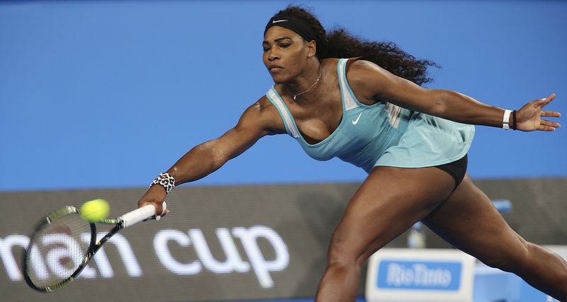 © Reuters. Serena Williams of the U.S. plays a forehand shot to Flavia Pennetta of Italy during their women's singles tennis match at the 2015 Hopman Cup in Perth