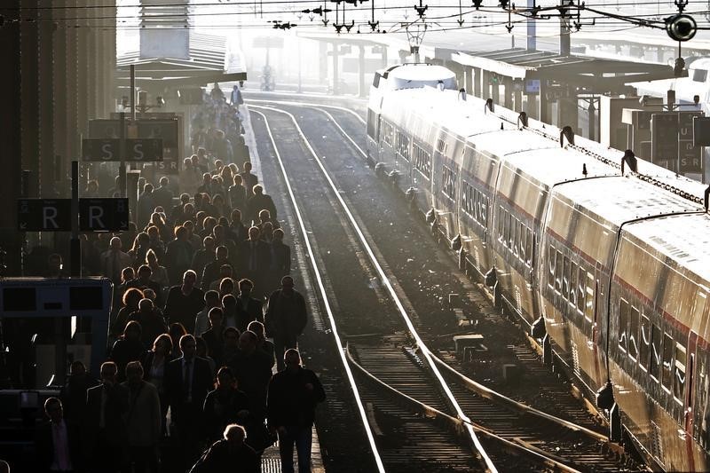 © Reuters. ROYAL ANNONCE UNE RÉFORME DU CONTRÔLE DES TARIFS DE LA SNCF