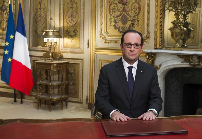 © Reuters. France's President Francois Hollande attends the recording of his New Year's speech at the Elysee Palace in Paris