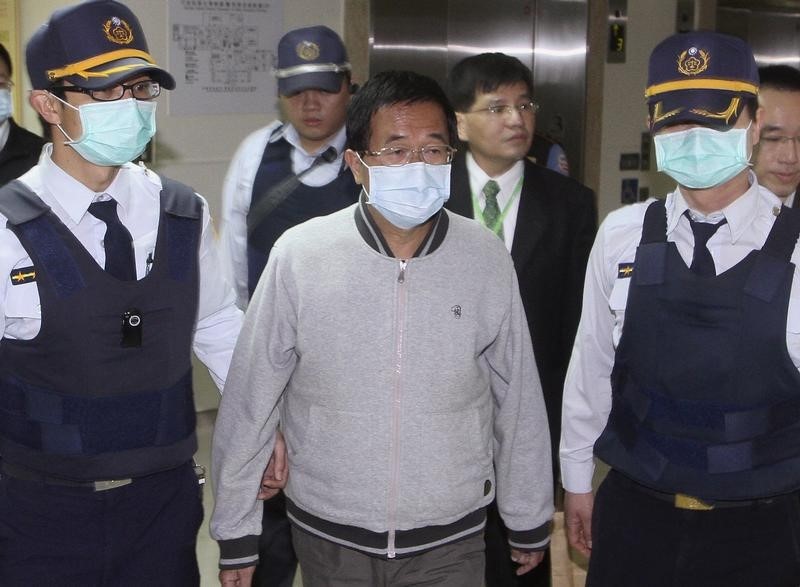 © Reuters. Taiwan's jailed former President Chen Shui-bian is escorted by police officers to the Taoyuan General Hospital for colonoscopy and other checkups in Taoyuan county