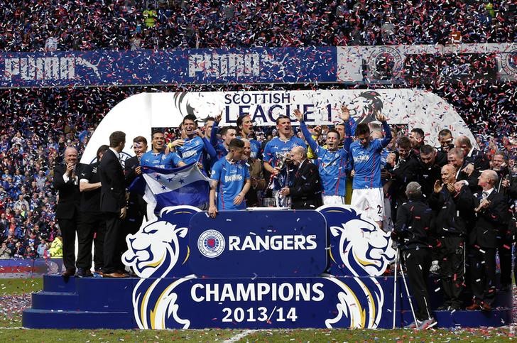 © Reuters. Rangers' players celebrate with the Scottish League One trophy following their soccer match against Stranraer in Glasgow