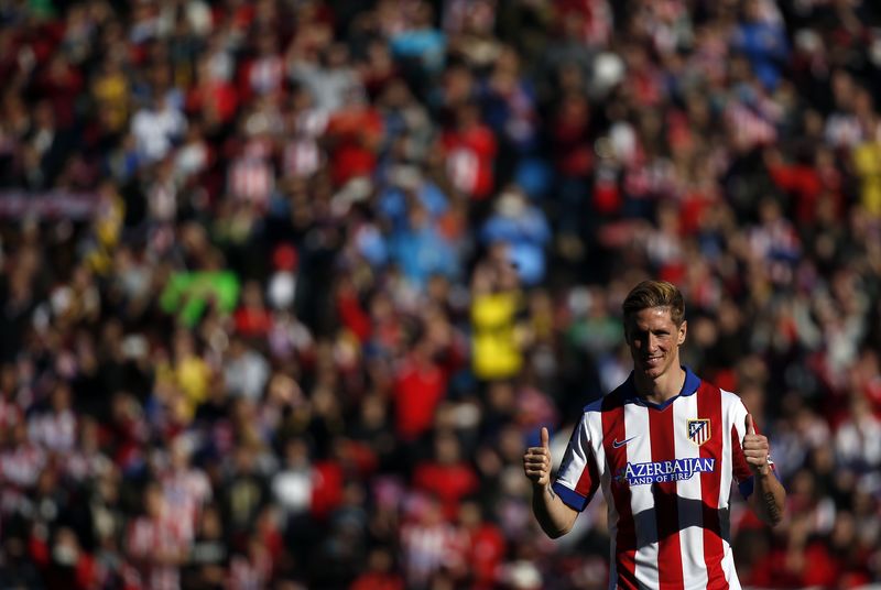 © Reuters. Torres se entrena para poder disputar el derbi contra el Madrid