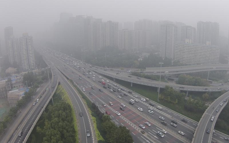 © Reuters. Los niveles de contaminación de Pekín caen ligeramente en 2014