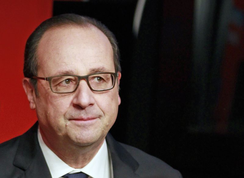 © Reuters. Presidente francês, François Hollande, durante entrevista nos estúdios da rádio France Inter, em Paris