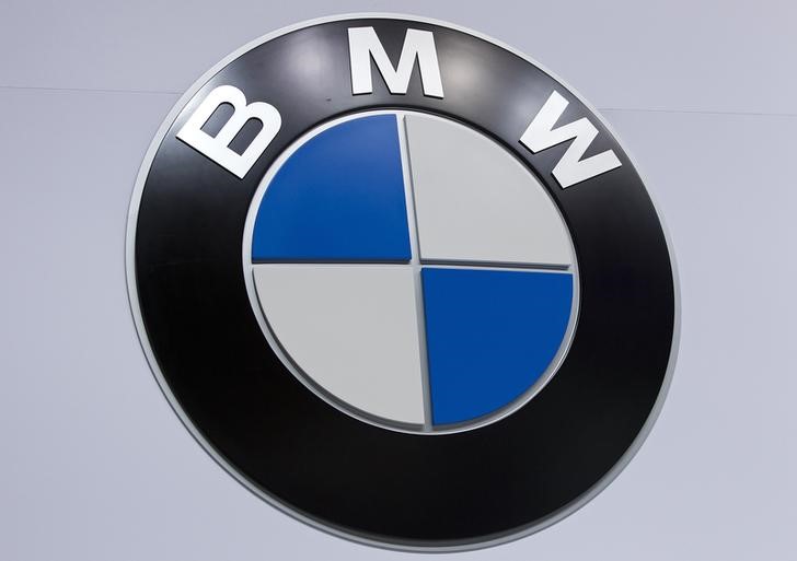 © Reuters. Logomarca da BMW durante Salão Internacional do Automóvel de Nova York