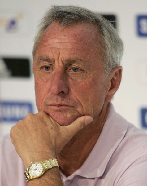 © Reuters. Retired football player, Johan Cruyff, listens during a news conference at the Omnilife stadium in Zapopan near Guadalajara