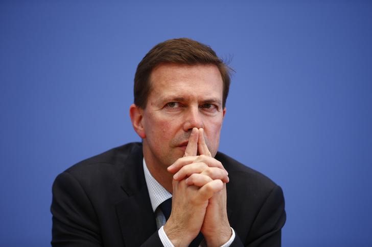 © Reuters. Porta-voz do governo alemão Steffen Seibert durante entrevista coletiva em Berlim