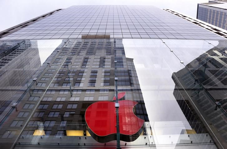 © Reuters. Logo da Apple é iluminado de vermelho na loja da empresa em Sydney para marcar o Dia Mundial da Aids