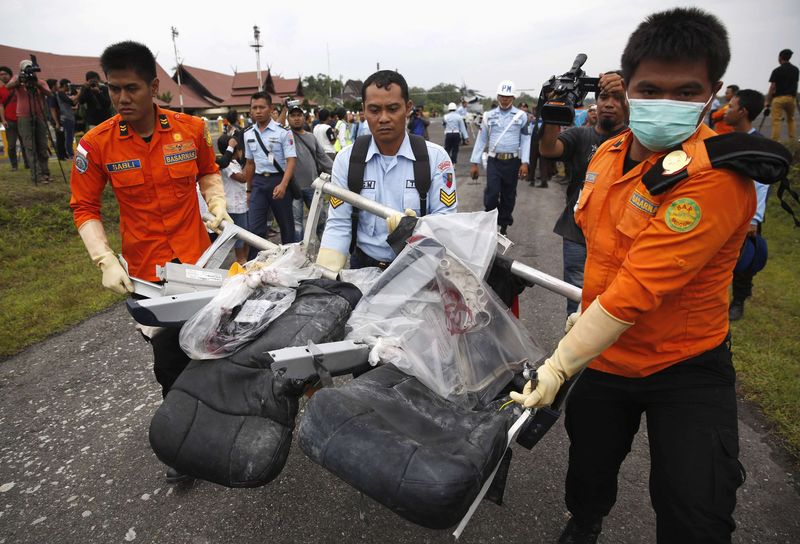 © Reuters. Destroços do voo QZ8501, da Air Asia, são resgatados do Mar de Java