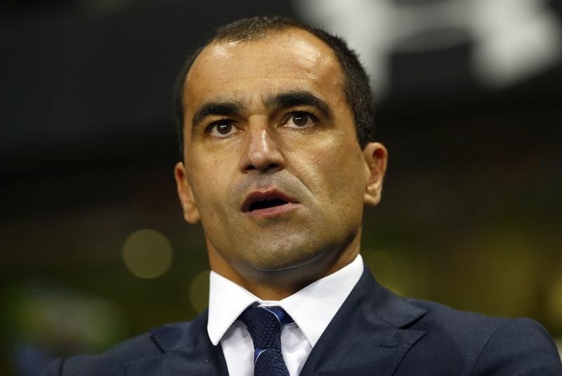 © Reuters. Everton manager Roberto Martinez watches before their English Premier League soccer match against Tottenham Hotspur at White Hart Lane in London