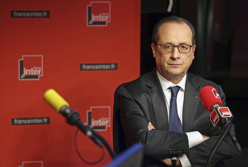 © Reuters. Il presidente francese Francois Hollande oggi durante un'intervista a Radio France Inter