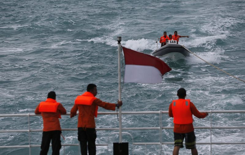 © Reuters. Equipos de búsqueda de Indonesia creen haber encontrado la cola del avión 