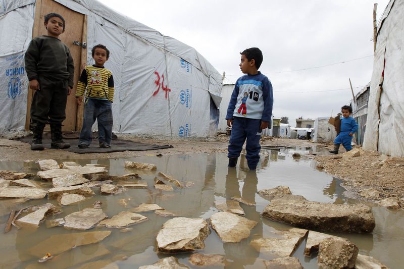 © Reuters. السلطات اللبنانية تبدأ تطبيق إجراءات جديدة لضبط حركة النازحين من سوريا