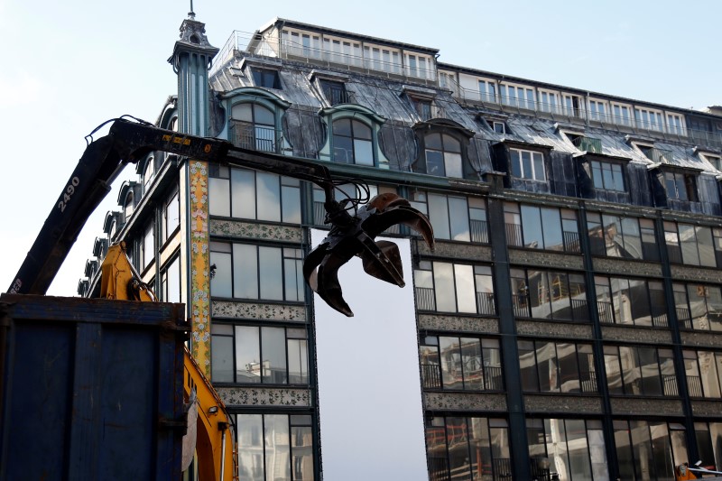 © Reuters. LA JUSTICE BLOQUE À NOUVEAU LE CHANTIER DE LA SAMARITAINE