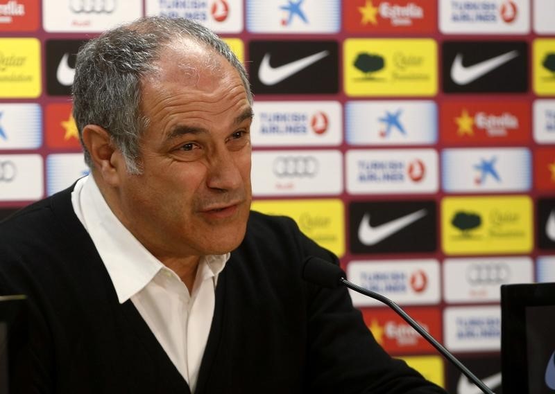 © Reuters. Barcelona's sports director Zubizarreta speaks during a news conference at Ciutat Esportiva in Sant Joan Despi near Barcelona