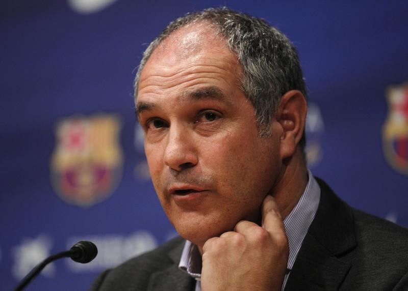 © Reuters. Diretor de futebol do Barcelona, Andoni Zubizarreta, concede entrevista