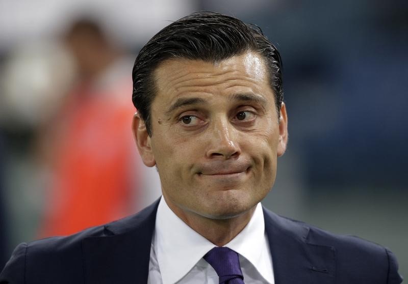 © Reuters. Fiorentina's coach Vincenzo Montella looks on before the start of their Italian Serie A soccer match against AS Roma at the Olympic stadium in Rome