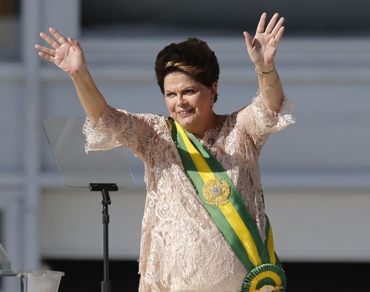 © Reuters. Brazil's President Dilma Rousseff waves to the crowd after being sworn in for a second four-year term in Brasilia  