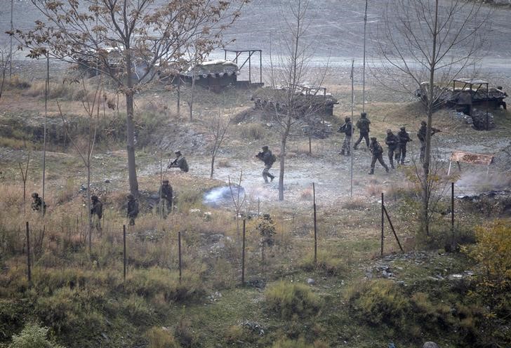 © Reuters. Soldados do Exército indiano buscam militantes suspeitos na região da Caxemira indiana