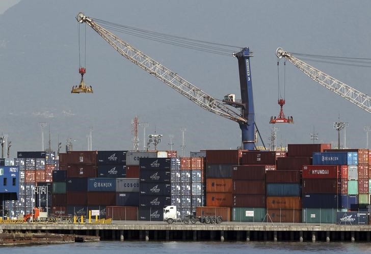 © Reuters. Contêineres no porto de Santos