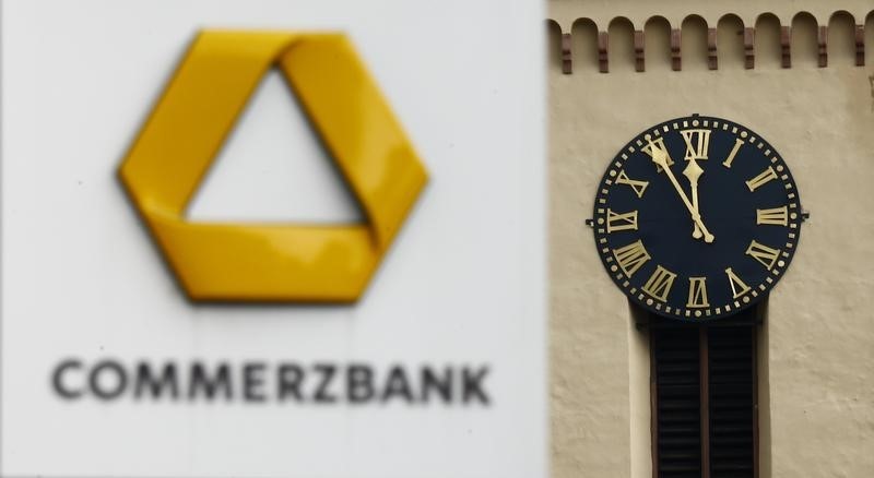 © Reuters. A sign of Commerzbank AG is displayed in front of a public clock which shows five minutes to 12 o'clock in Frankfurt 