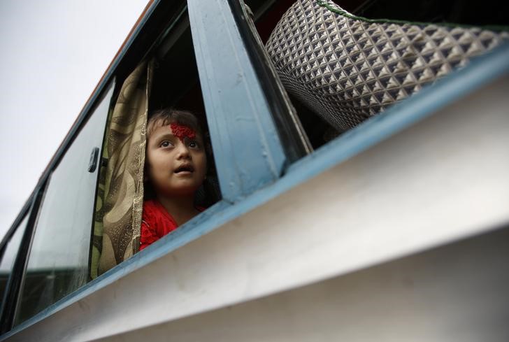 © Reuters. Menina vai para casa de ônibus em Katmandu