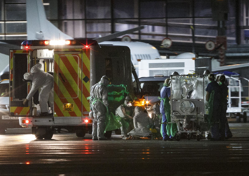 © Reuters. Paciente infectada com Ebola é transferida no aeroporto de Glasgow