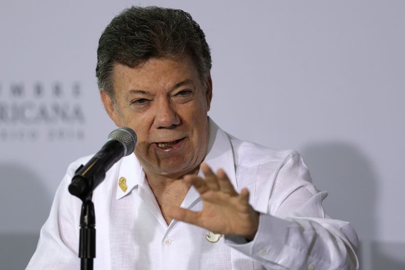 © Reuters. Colombia's President Juan Manuel Santos speaks during a forum of the OCDE as part of the Ibero-American Summit in Veracruz