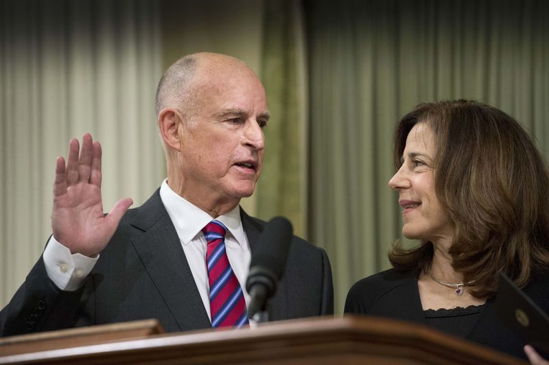 © Reuters. California Governor Brown takes a historic fourth oath of office as governor with First Lady of California Anne Gust at his inauguration at the State Capitol in Sacramento