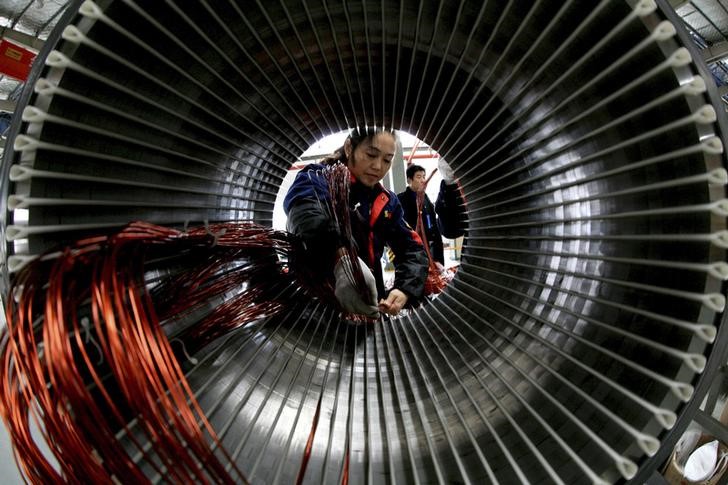 © Reuters. A worker assembles a generator at a factory in Hefei