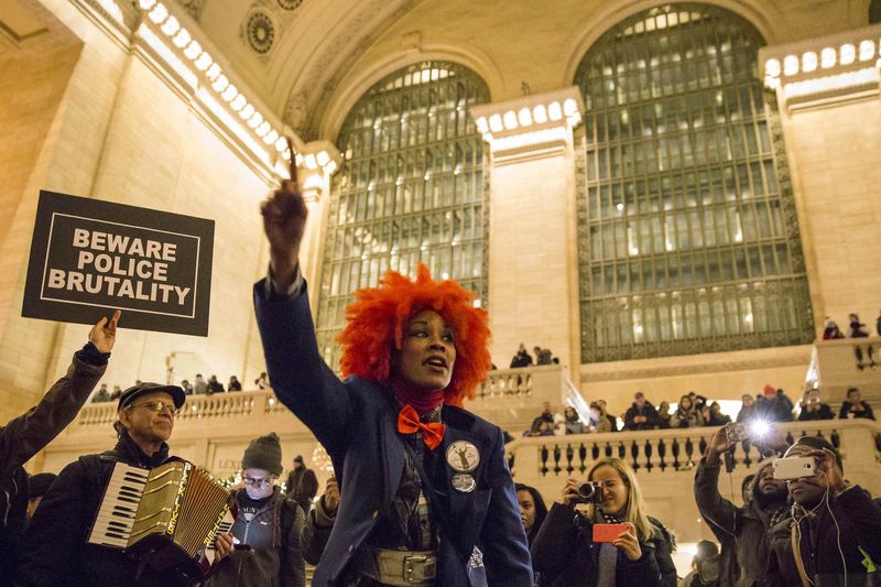 © Reuters. An activist shouts as she leads dozens of protesters during a demonstration against police brutality in New York City