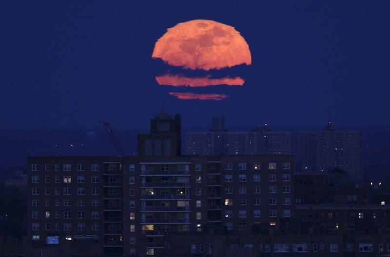 © Reuters. The moon rises over the Bronx section of New York City
