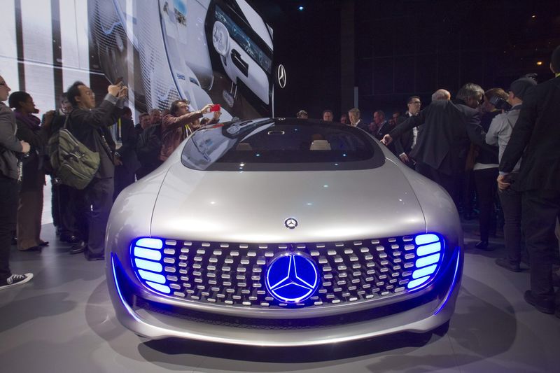 © Reuters. Journalist surround the Mercedes-Benz F015 Luxury in Motion autonomous concept car after it was unveiled during the 2015 International Consumer Electronics Show in Las Vegas