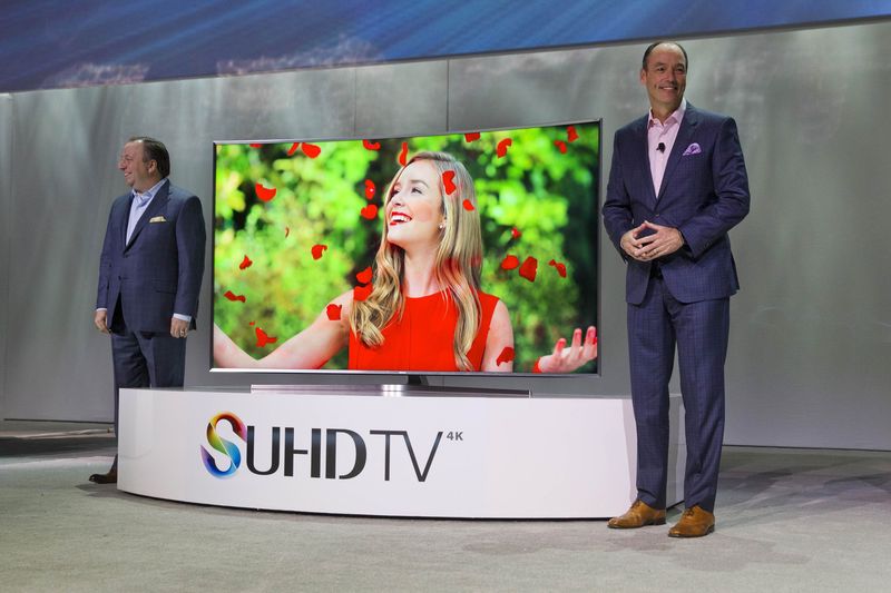 © Reuters. Stinziano, executive vice president of Samsung Electronics America, and Baxter, president of Samsung Electronics America, pose at a Samsung Electronics news conference during the 2015 International Consumer Electronics Show in Las Vegas