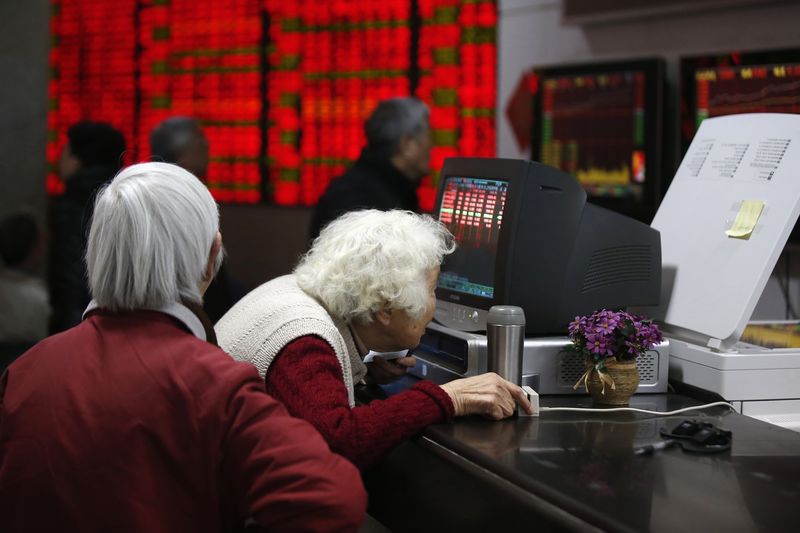 © Reuters. An investor looks at a computer screen showing stock information at a brokerage house in Shanghai