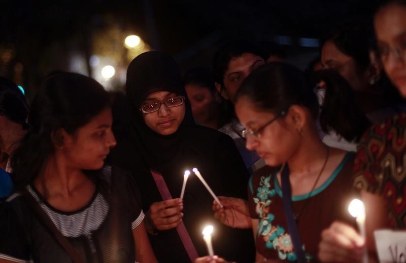 © Reuters. Women light candles during a candlelight vigil in support of women safety in Mumbai