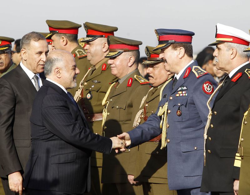 © Reuters. Premiê do Iraque, Haider al-Abadi, cumprimenta oficiais militares em evento para celebrar 94º aniversário do Exército, em Bagdá