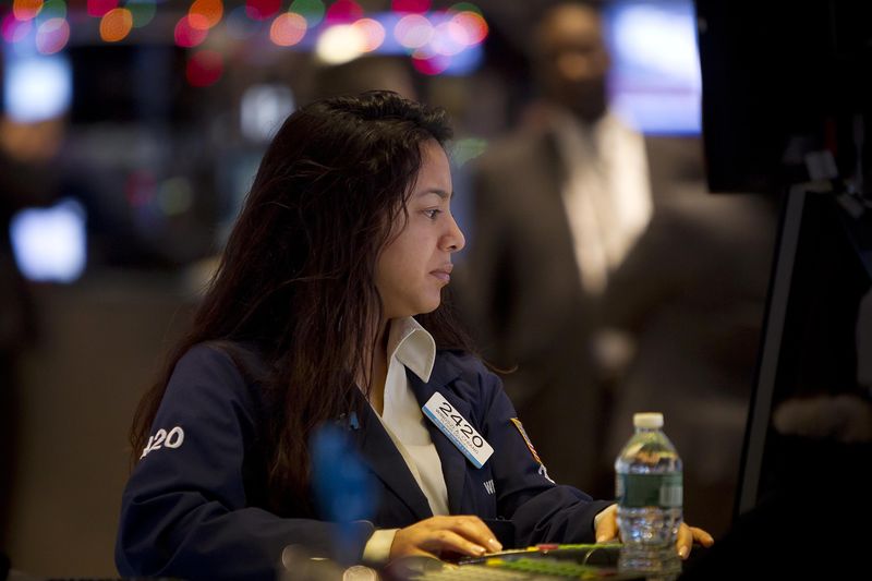 © Reuters. A trader works in the floor of the New York Stock Exchange in the Manhattan borough of New York