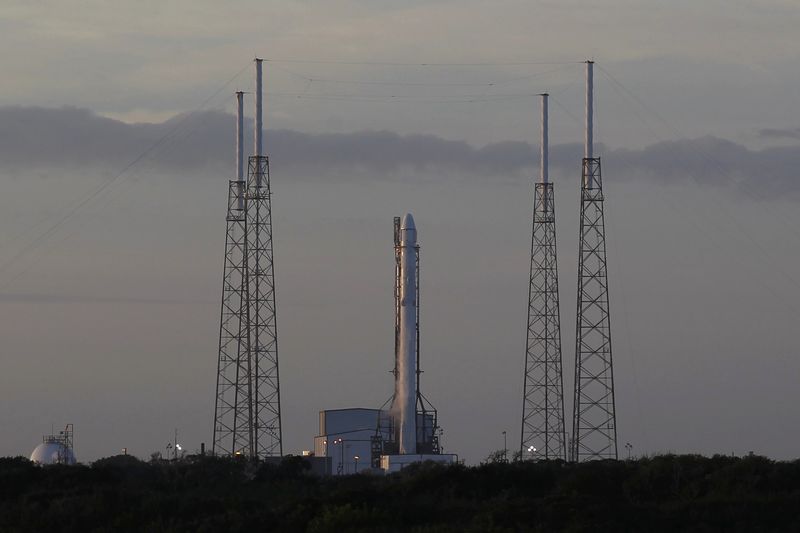 © Reuters. The unmanned Falcon 9 rocket being launched by SpaceX sits on the launch pad after an aborted liftoff from the Cape Canaveral Air Force Station in Cape Canavera