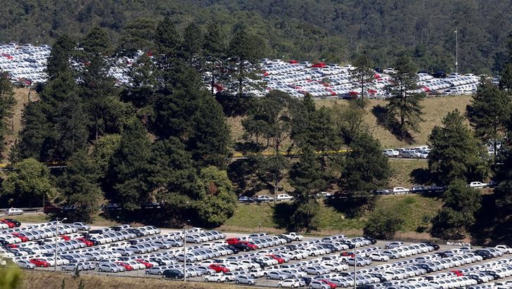 © Reuters. Pátio de carros em fábrica da Volkswagen em São Bernardo do Campo em 20 de agosto de 2014.
