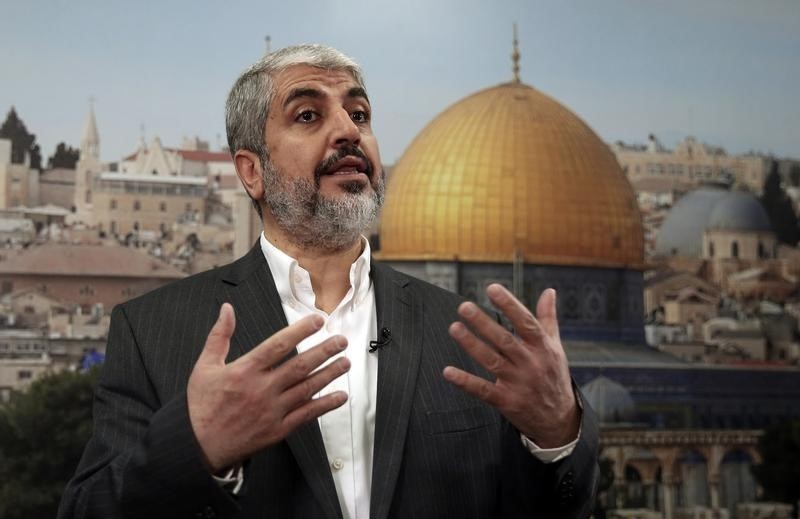 © Reuters. Hamas leader Khaled Meshaal speaks during an interview with Reuters in Doha